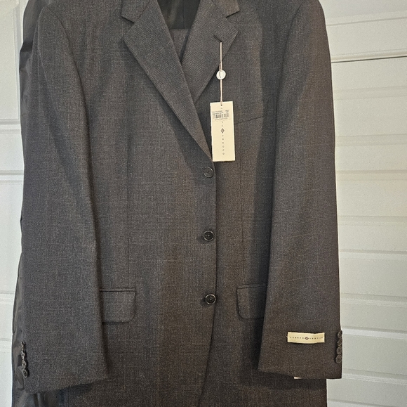 Joseph Abboud Suit from Bloomingdale's - Picture 4 of 5